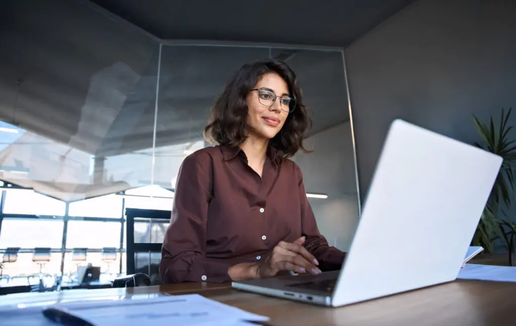 IT administrator monitoring fax transmission failures and retry alerts in the Passport Enterprise Status Manager