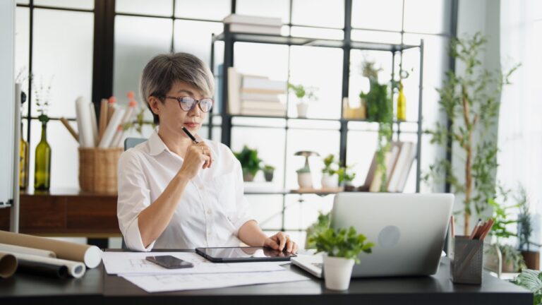 Small medical practice staff sending and receiving trackable HIPAA-compliant faxes through the Passport Small Business Edition platform