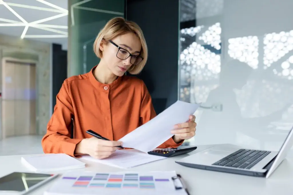 IT administrator monitoring fax downtime and failure alerts on a dashboard