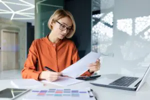 IT administrator monitoring fax downtime and failure alerts on a dashboard